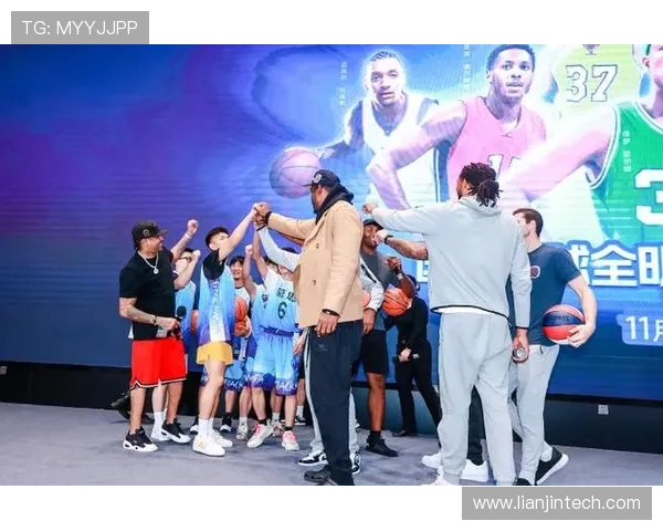 篮球巨星跨界追逐绿茵偶像演绎跨界体育追星精彩故事