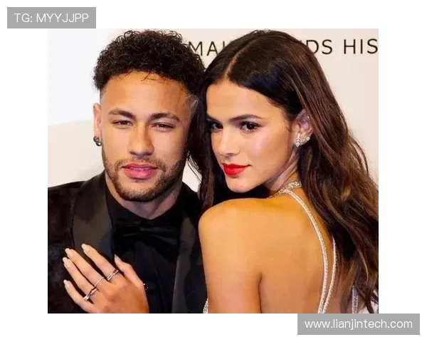 足球巨星与妻子甜蜜合照 展现温馨家庭生活与幸福时光