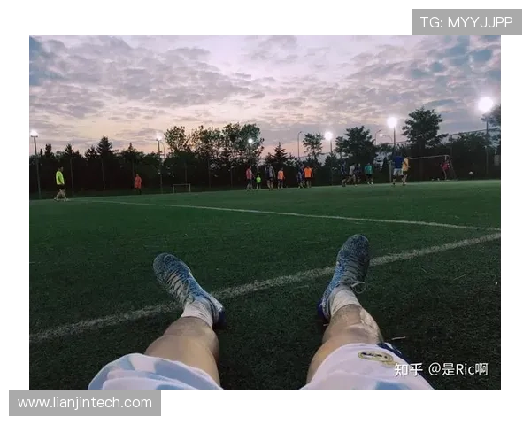 韩国足球球星的一天：从晨跑训练到赛后放松的日常生活与心路历程